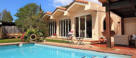 Piscine extérieure, chaises longues