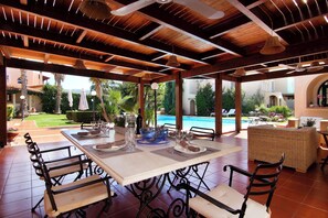 Outdoor dining - Oasis pool house in Lagonisi (Kalivia Thorikou)