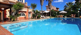 Oasis pool house in Lagonisi