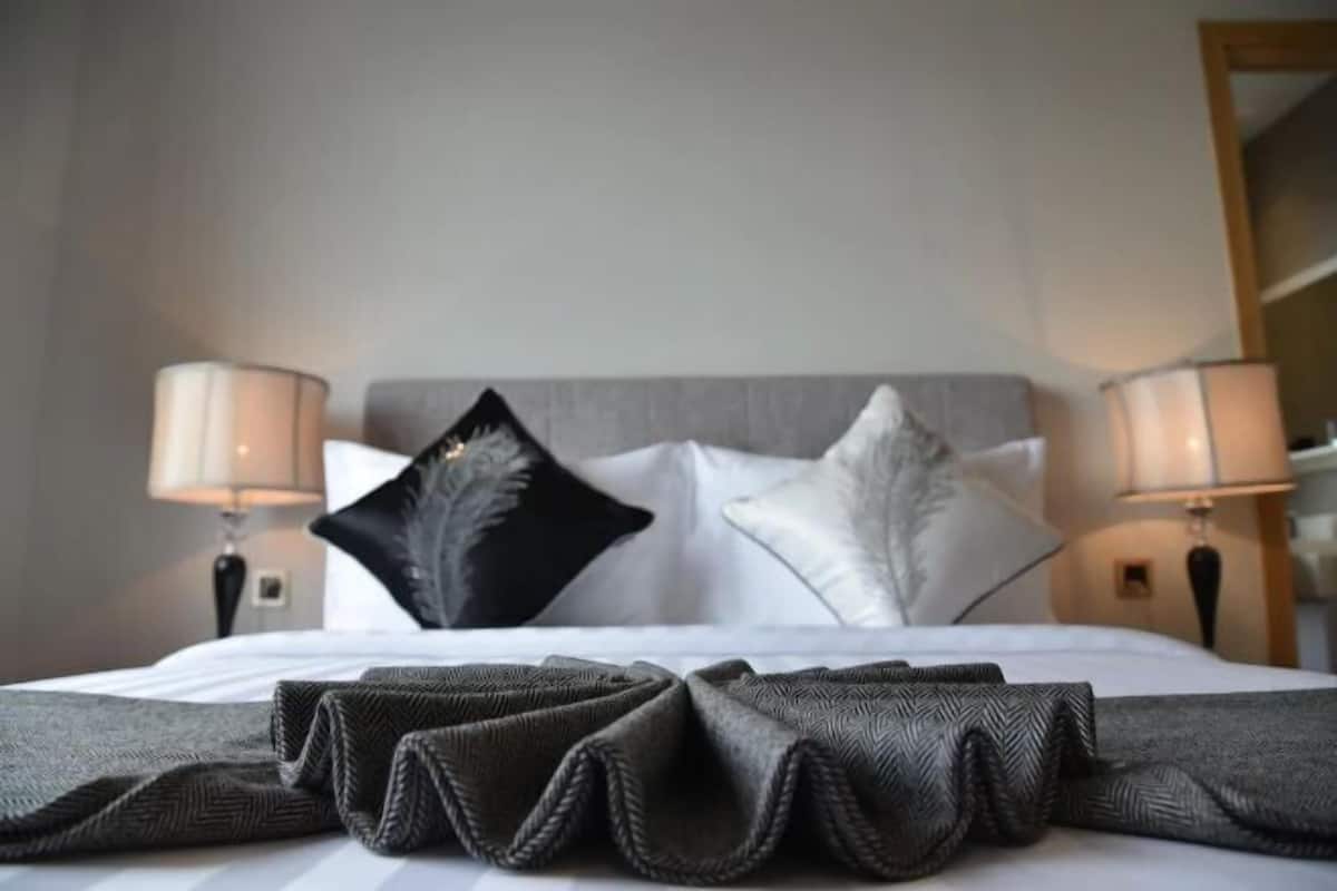 Memory foam-madrasser, värdeförvaringsskåp på rummet och skrivbord