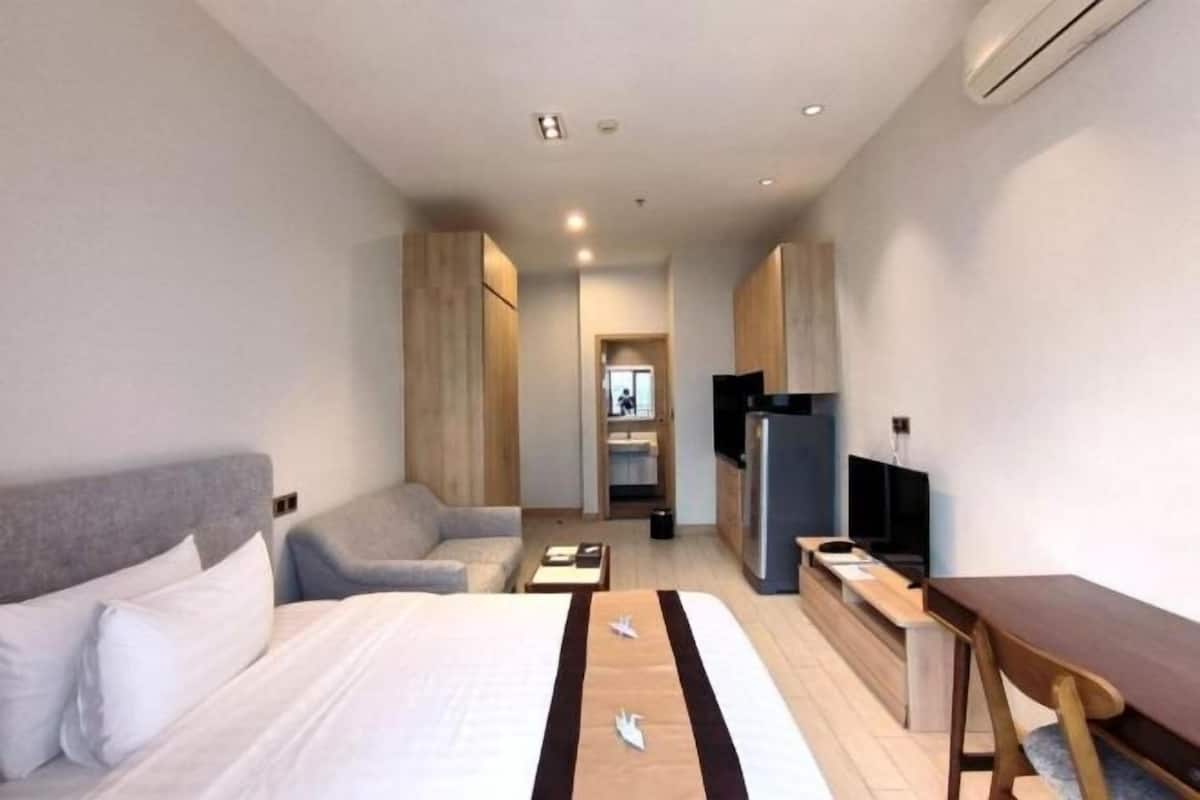 Memory foam-madrasser, värdeförvaringsskåp på rummet och skrivbord