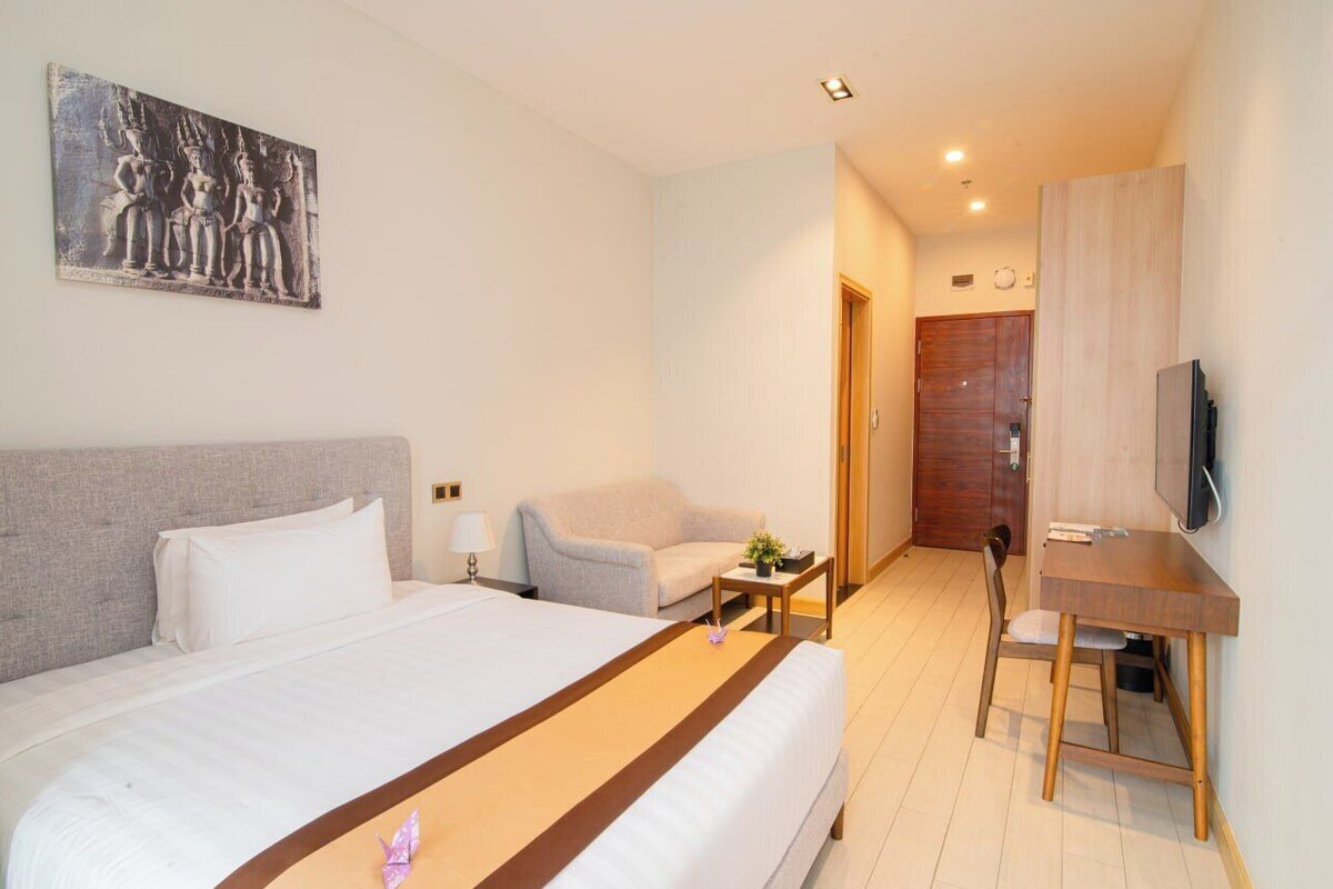 Deluxe Double Room | Busa memori, peti besi dalam bilik, meja, langsir/tirai gelap terus 