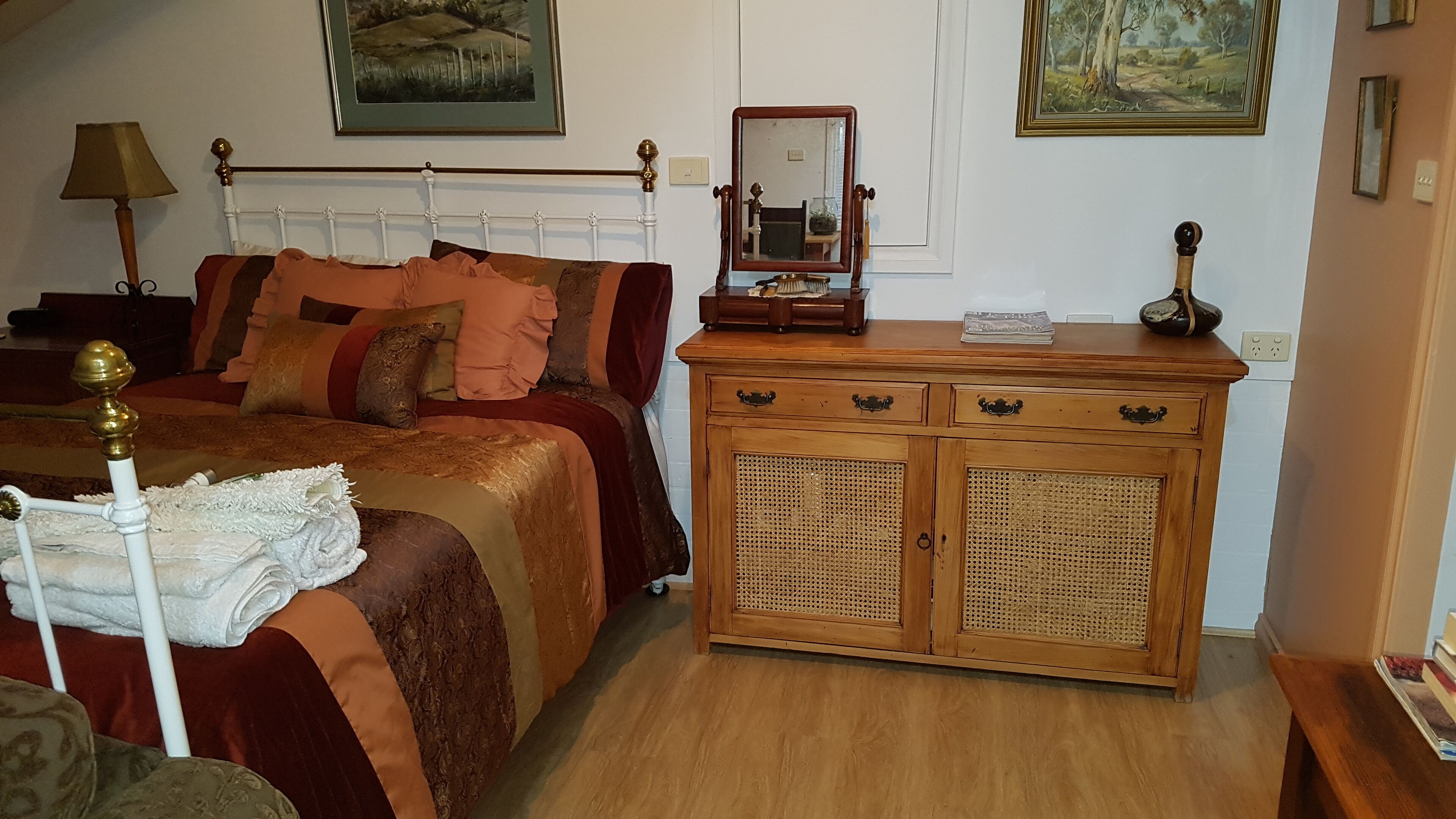    HOBART LOFT ON COPLEY    Weekly and monthly rates  Suitable  for couples . — image 7