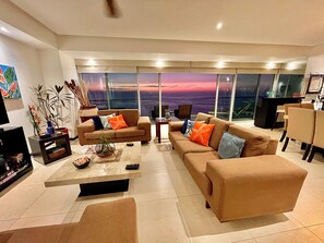 Een smart-tv, een dvd-speler, boeken en een muziekbibliotheek