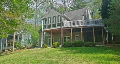 Sommerset: Foosball & Air Hockey, yksityisyys, lempeä aidattu piha, runsaasti tilaa kaikille