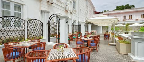 Poolside bar
