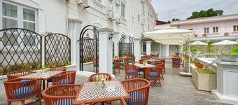 Manoir Des Arts Hotel