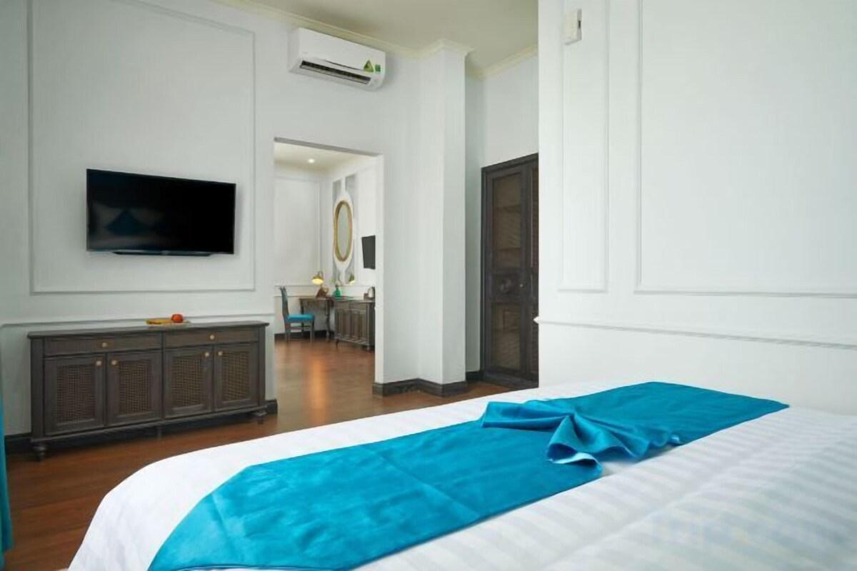 Minibar, in-room safe, desk, blackout curtains