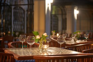 Quầy bar bên hồ bơi