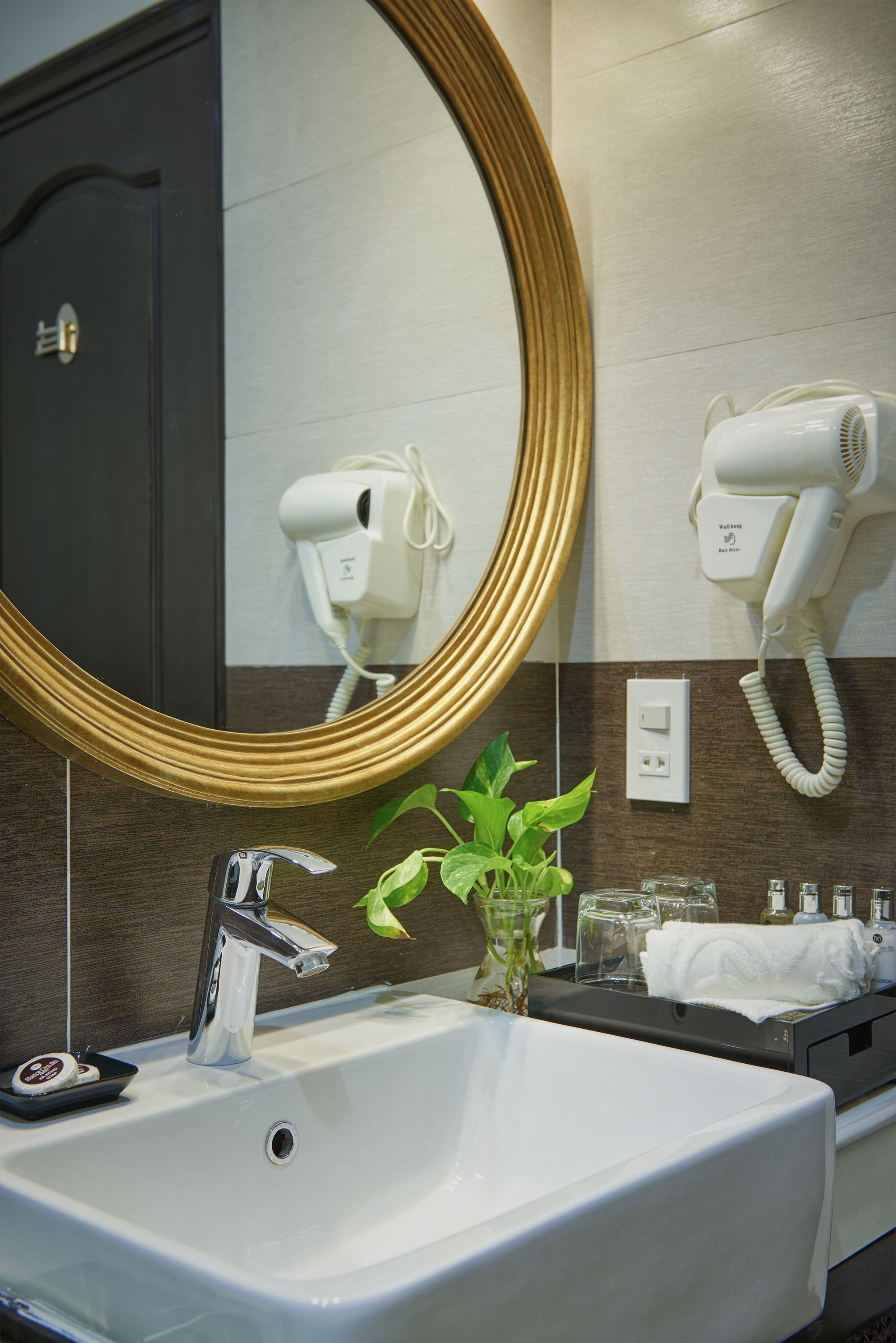 deluxe twin room | bathroom | free toiletries, hair dryer, bathrobes, slippers