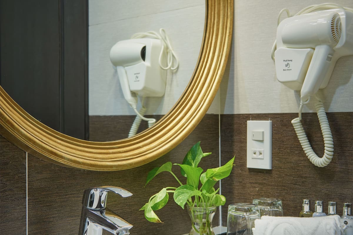 deluxe twin room | bathroom | free toiletries, hair dryer, bathrobes, slippers