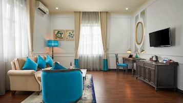 Suite Room | Minibaari, tallelokero huoneessa, työpöytä, pimennysverhot