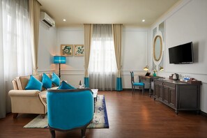 Suite Room | Minibar, safe på rommet, skrivebord og blendingsgardiner