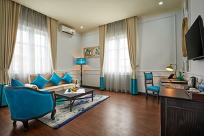 Suite Room | Minibar, safe på rommet, skrivebord og blendingsgardiner