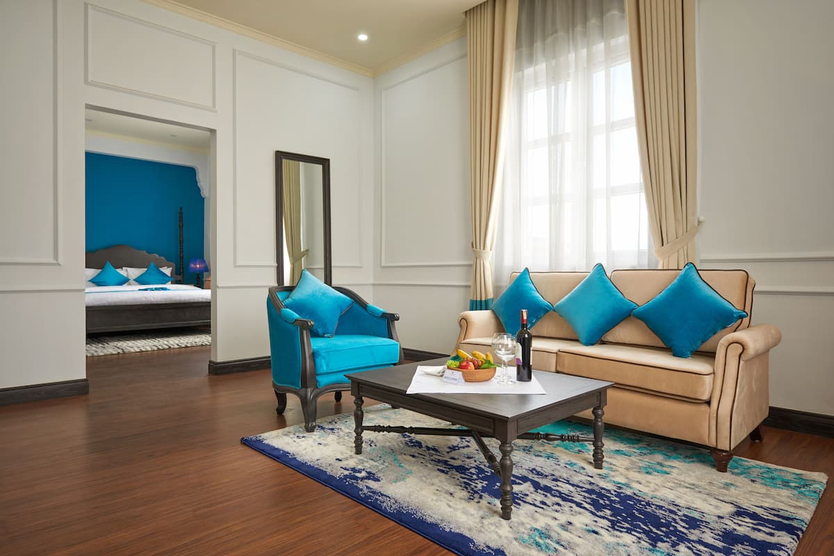 suite room | 1 bedroom, minibar, in-room safe, desk