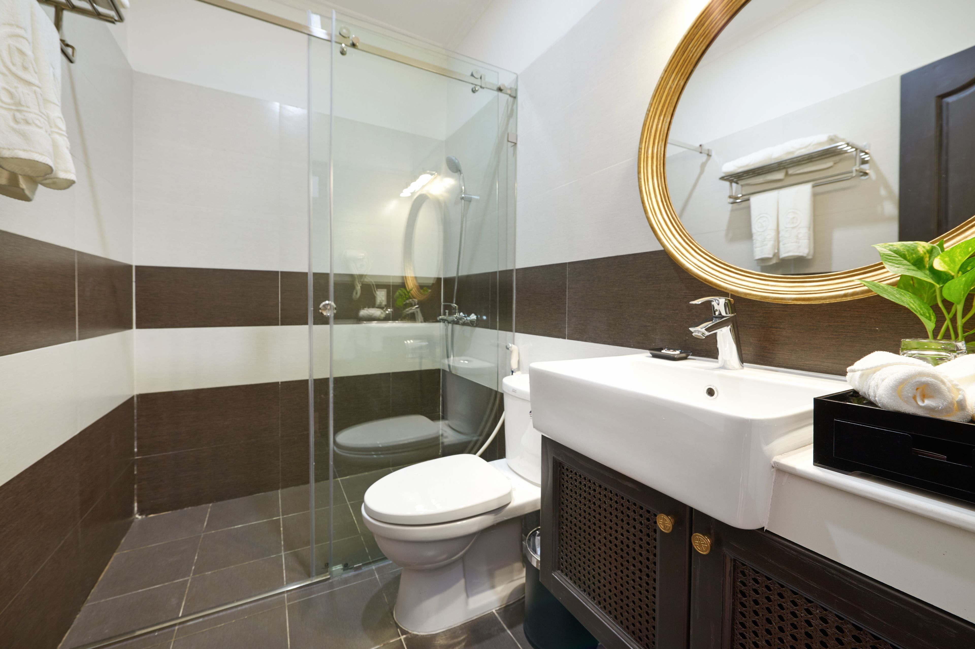 deluxe double room | bathroom | free toiletries, hair dryer, bathrobes, slippers