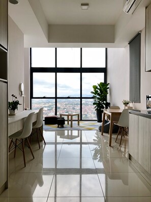 32-英寸纯平电视 (配备有线频道)、电视