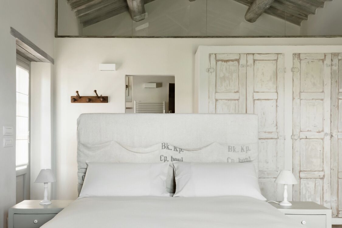 4 habitaciones, escritorio y tabla de planchar con plancha 