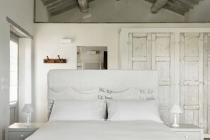 4 habitaciones, escritorio y tabla de planchar con plancha 