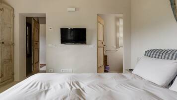 4 bedrooms, desk, iron/ironing board, travel cot