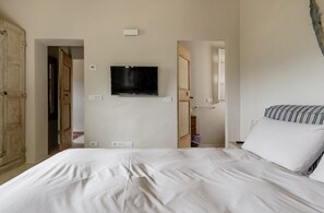 4 bedrooms, desk, iron/ironing board, travel cot