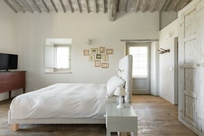 4 bedrooms, desk, iron/ironing board, travel cot