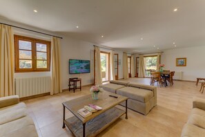 Televisie, een dvd-speler, boeken en een stereo