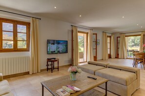 Televisie, een dvd-speler, boeken en een stereo