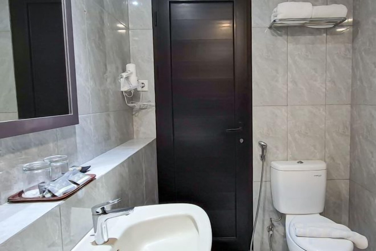 Ducha, artículos de higiene personal gratuitos y toallas