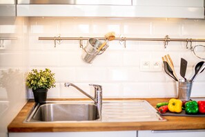 Jääkaappi, mikroaaltouuni, uuni, astianpesukone