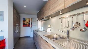 Kühlschrank, Mikrowelle, Ofen, Geschirrspüler