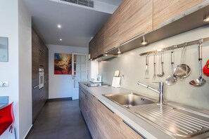 Kühlschrank, Mikrowelle, Ofen, Geschirrspüler