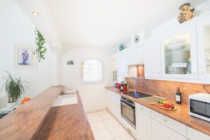 Réfrigérateur, micro-ondes, four, lave-vaisselle