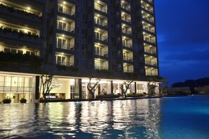 Outdoor pool - Private Landmark Paskal Condonium (Bandung)