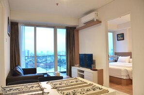 Apartamento família, 2 quartos | Área de estar | TV de tela plana
