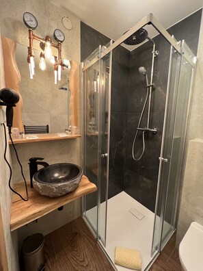Standard Double or Twin Room (free public transport ticket) | Bathroom | Free toiletries, hair dryer, towels - Heidekönig Hotel Celle (Celle)