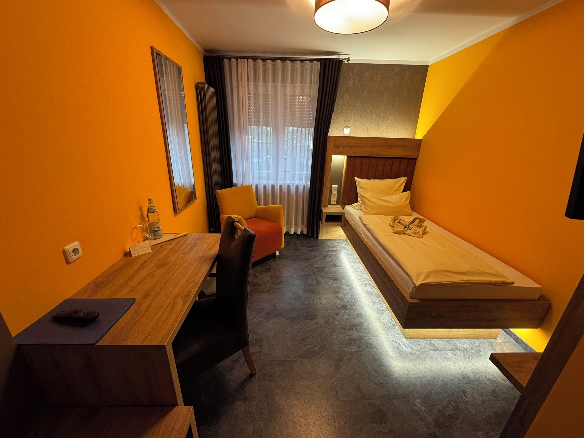 Standard Single Room (free public transport ticket)