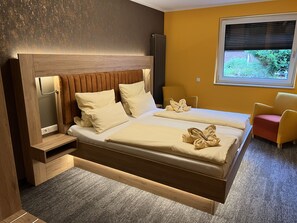 Standard Double or Twin Room (free public transport ticket) | Hypo-allergenic bedding, desk, blackout drapes, soundproofing - Heidekönig Hotel Celle (Celle)