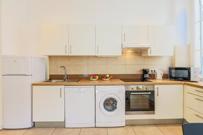 Réfrigérateur, micro-ondes, four, lave-vaisselle