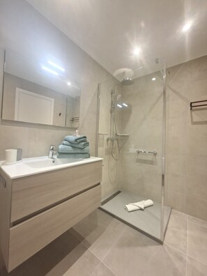 Bathtub, hair dryer, towels