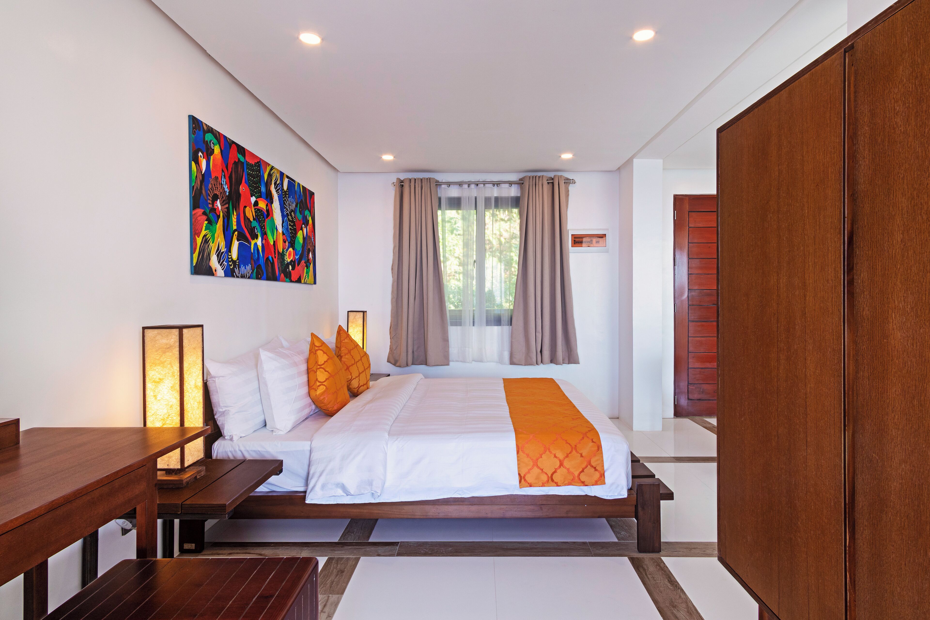 Minibar, coffres-forts dans les chambres, bureau