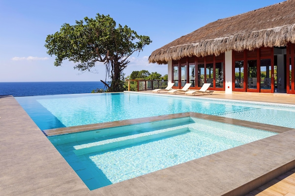 Utendørsbasseng og solsenger