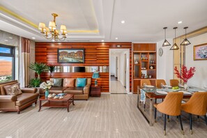 Barack Obama Three Bedroom Apartment | Zona de estar | Una televisión LCD