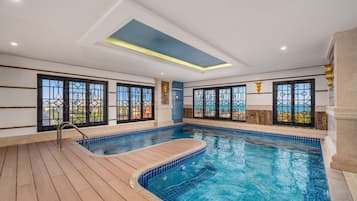 Hồ bơi trong nhà