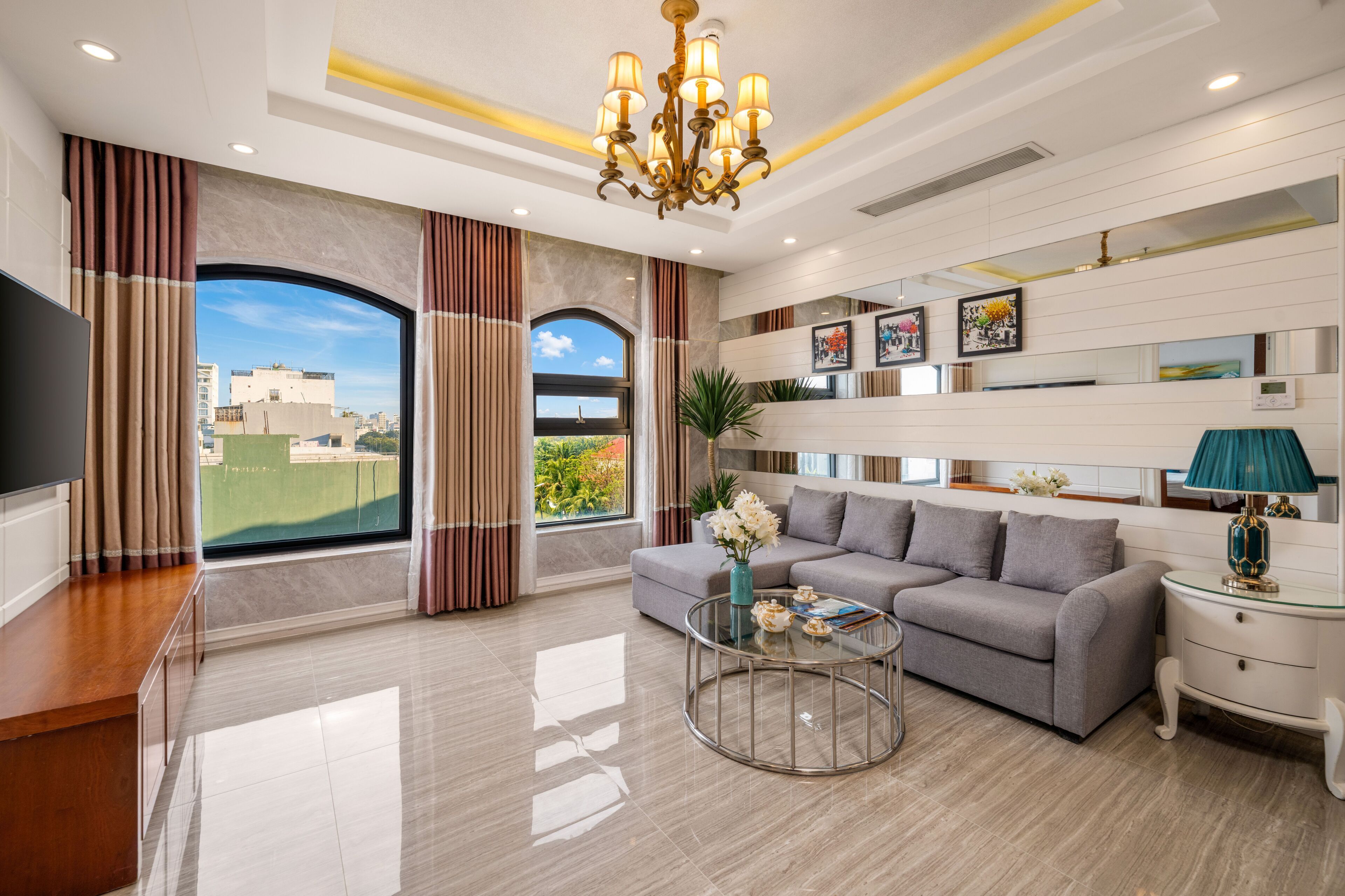 Park Hang Seo Three Bedroom Apartment | リビング エリア | 液晶テレビ