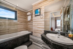 Barack Obama Three Bedroom Apartment | Phòng tắm | Đồ dùng nhà tắm miễn phí, máy sấy tóc, áo choàng tắm 