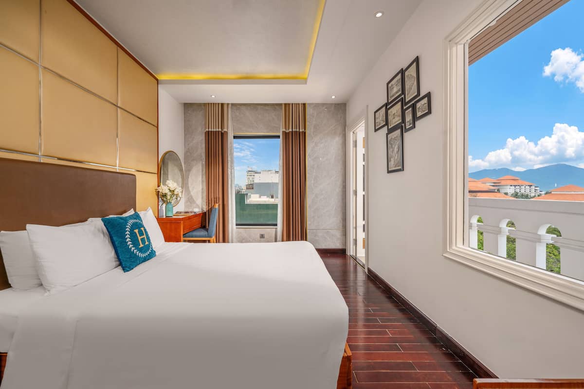 Park Hang Seo Three Bedroom Apartment | 3 bedrooms, desk, blackout curtains, iron/ironing board