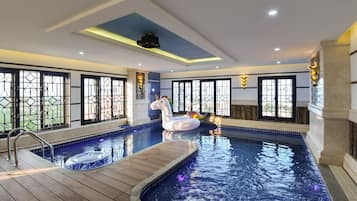 Deep soaking bathtub