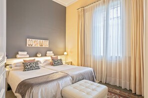 4 bedrooms, iron/ironing board, travel crib, free WiFi - Villa with private garden and pool,big terrace-solarium,pergola (Barcelona)