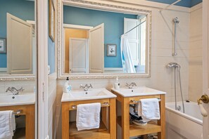 Combined shower/tub, hair dryer, towels, soap - Villa with private garden and pool,big terrace-solarium,pergola (Barcelona)